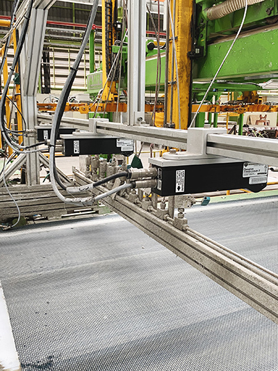 机器人手臂上的线性滑动确保它可以到达货架上的每个位置，手臂末端的工具包含SCHUNK Inc.的抓手和额外的传感器，以确保搬运时温和且无碰撞。来源:ABB。