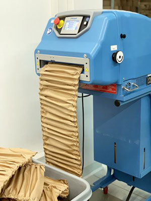 包装机从纸上生产灵活，环保的填充剂
