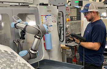 伊利诺斯州芝加哥的Fusion OEM机厂已经部署了UR合作机器人来管理数控机床的熄灯生产。合作机器人使该公司将交货时间缩短了一半，将500台订单从6天交货缩短到3天交货。