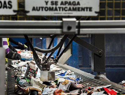 在回收输送机上使用的机器人和视觉系统的图片。