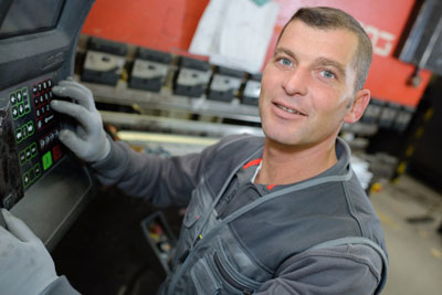 一张专门工厂工人的照片在自动化机械的接口面板上。