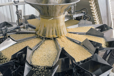 一种生产意大利面的自动化食品工厂的机械照片