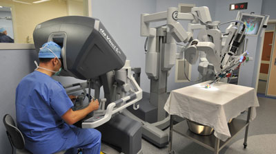 一张外科医生和协作机器人在手术室练习的照片。