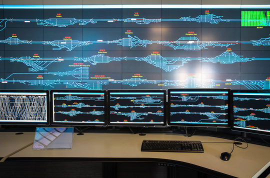 铁路控制室的图像与显示器显示整个铁路系统。