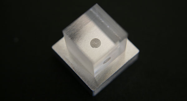李海里瓦激光系统的形象，在一起焊接一块金属和玻璃