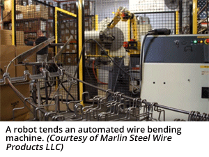 一个机器人照管着一台自动弯丝机。（由马林钢丝产品LLC提供）