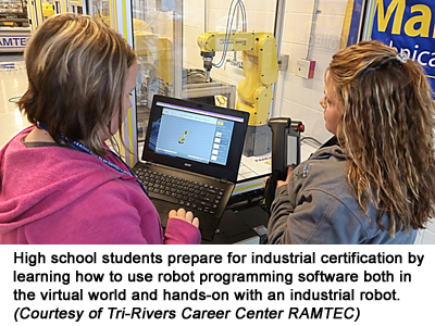 高中学生通过学习如何在虚拟世界中使用机器人编程软件和实际操作工业机器人来准备工业认证。(由三河职业中心RAMTEC提供)